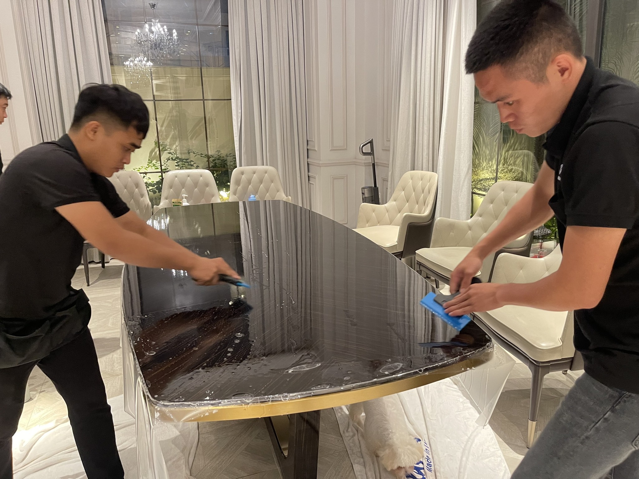dán phim bảo vệ mặt bàn
