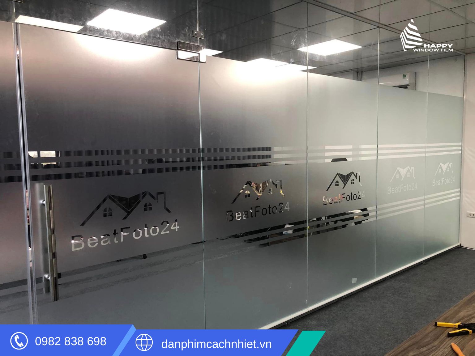 Dán decal mờ kính văn phòng kẻ chỉ