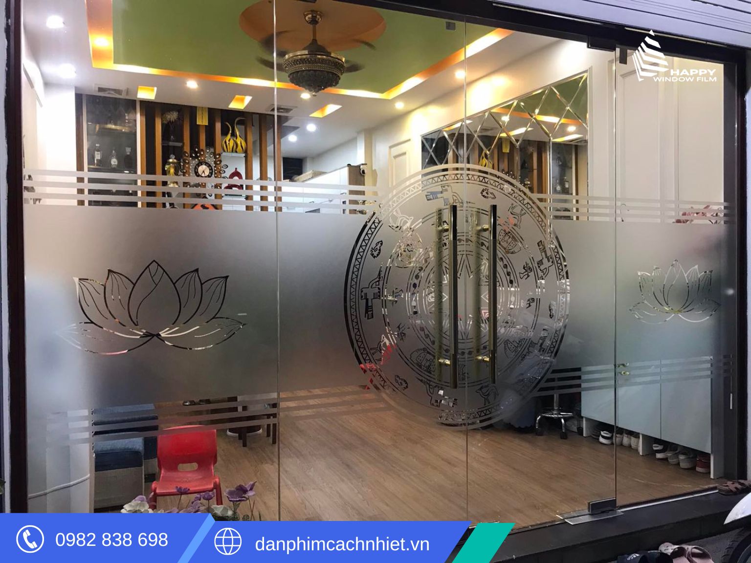 Dán decal mờ kính văn phòng kẻ chỉ
