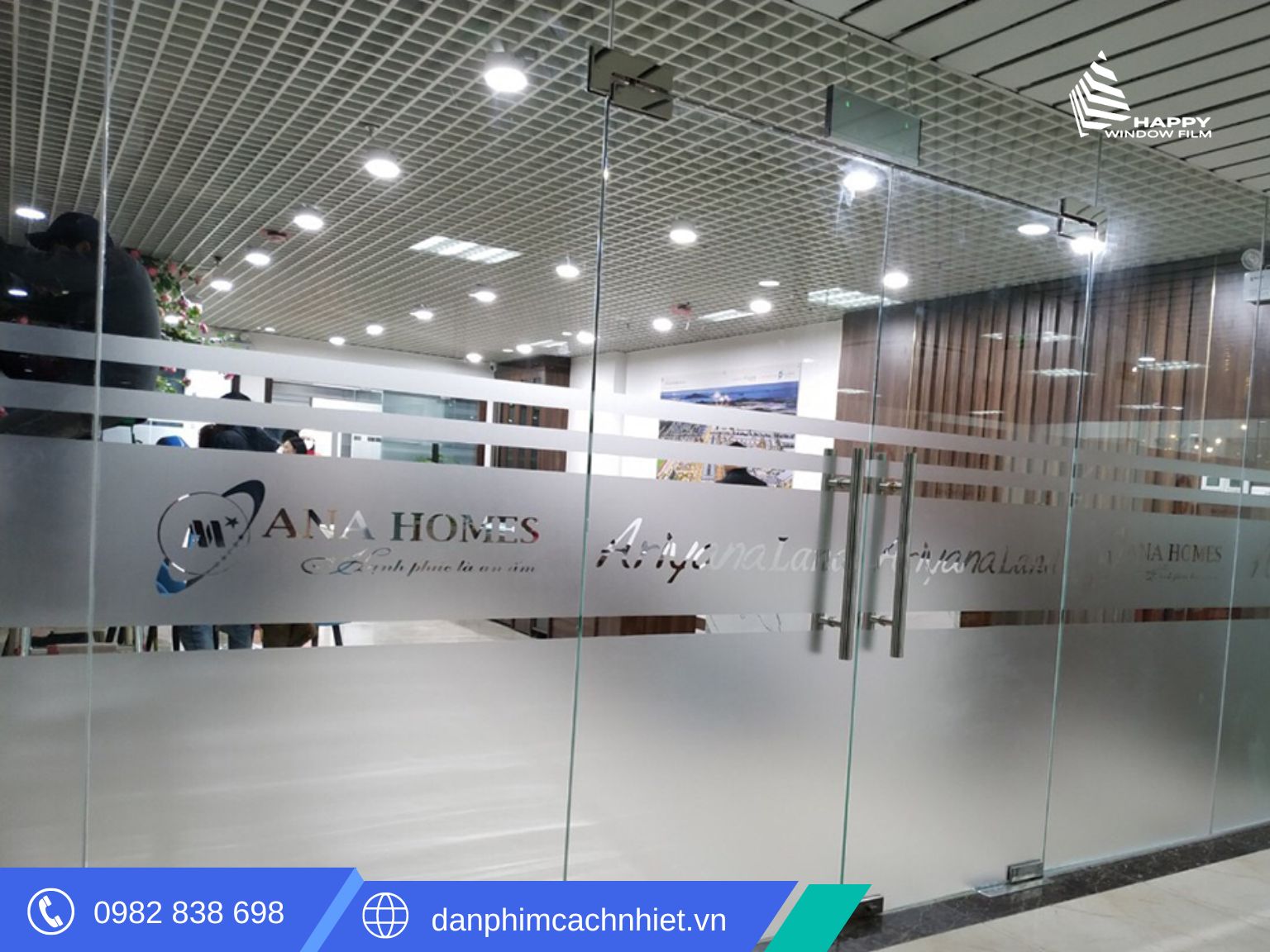 Dán decal mờ kính văn phòng kẻ chỉ